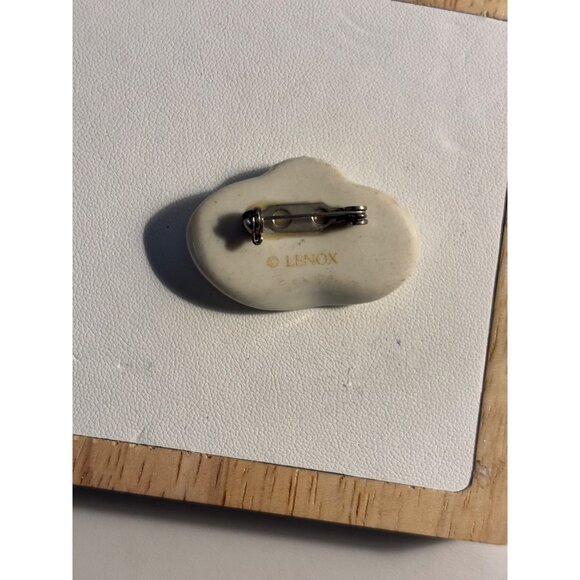 Lenox Ceramic Hat Brooch With Rhinestone Bow Accent White Textured Finish Pinbac - Picture 7 of 7